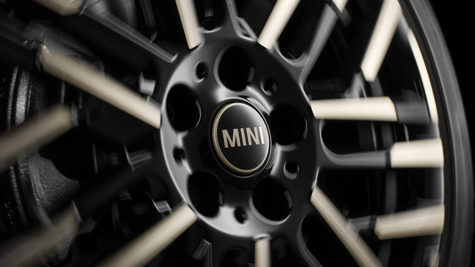 MINI Floating Hub Cap with the MINI logo that remains static while the wheel is in motion.