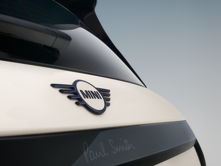 Close-up shot of the rear wing emblem of the all-electric MINI Cooper Paul Smith Edition in Inspired White