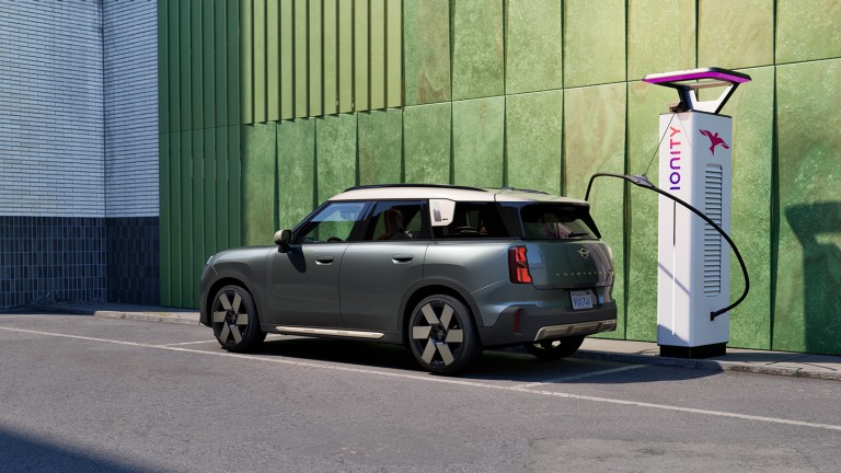 MINI Electromobility - charging - U25E on charging station