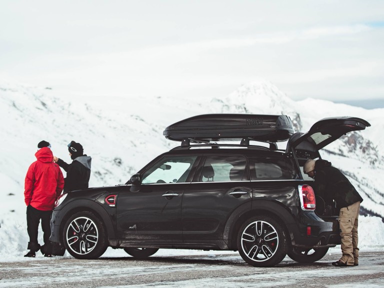 Image of a MINI driving in the Winter