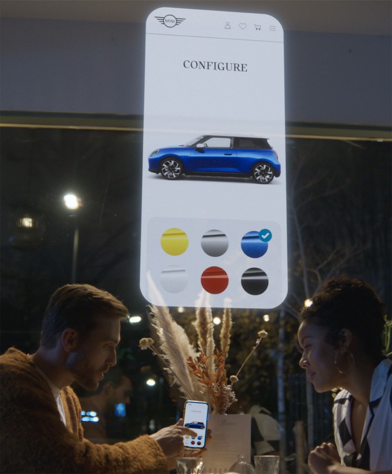 MINI couple shopping online 