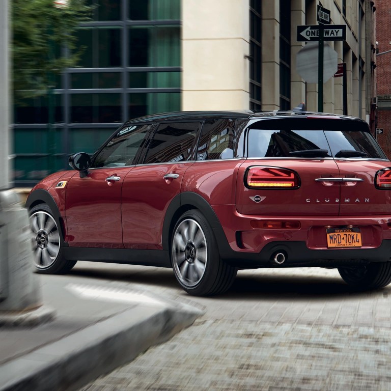 MINI Clubman – red and black – front view