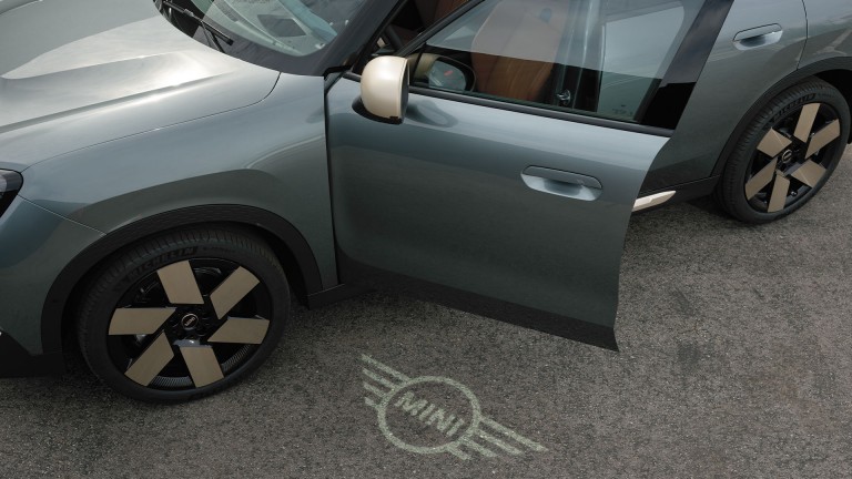 All-electric MINI Countryman - digital experience - digital key plus