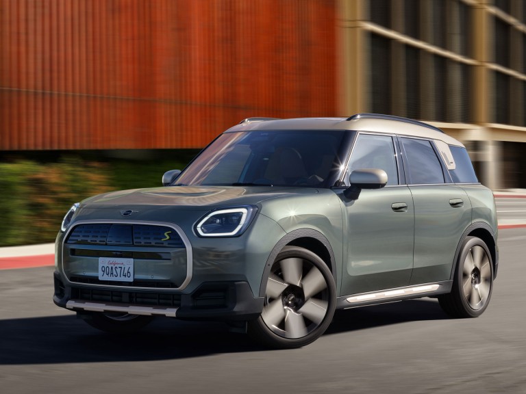 All-electric MINI Countryman - driving experience - driver assistance