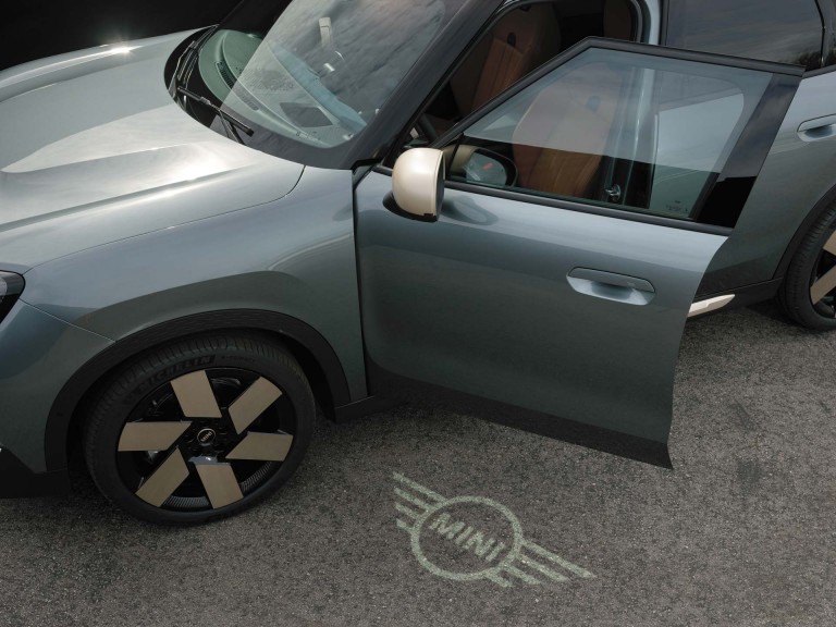 All-electric MINI Countryman - exterior - welcome light